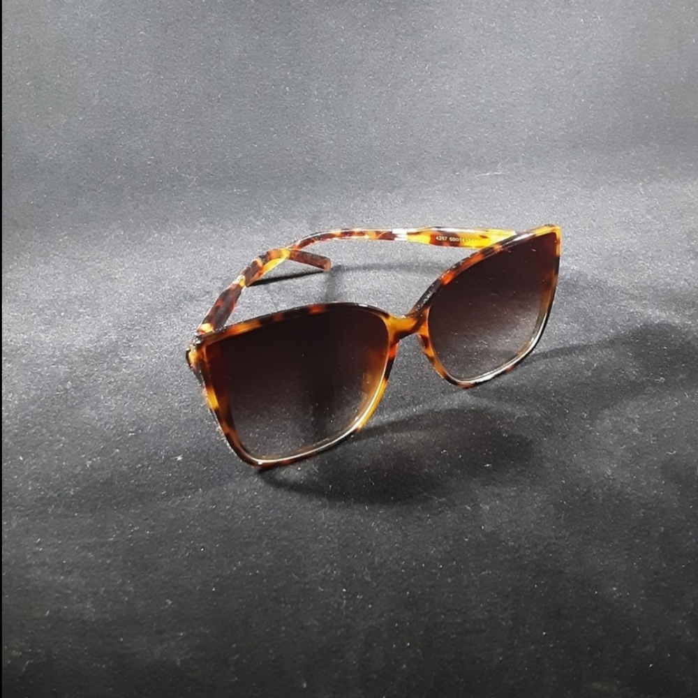 TORTOISE CAT EYE STRIPED SUNGLASSES - Picture 4 of 4